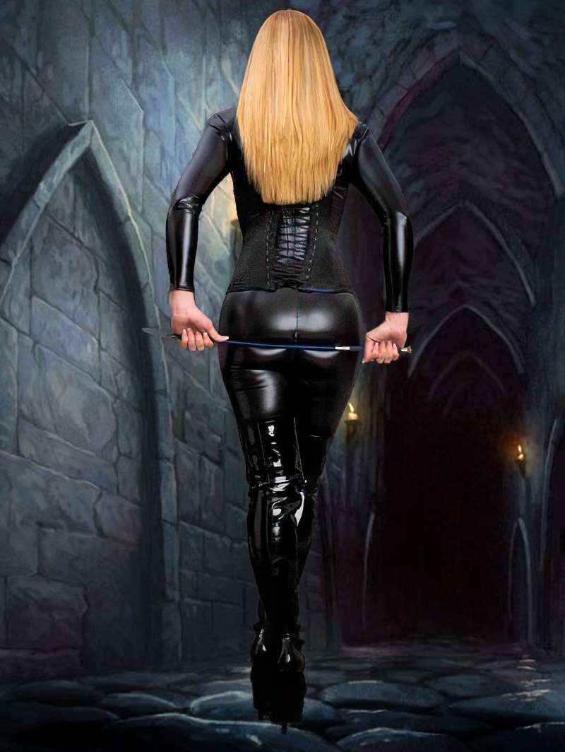 Mistress Diva latex clad with whip